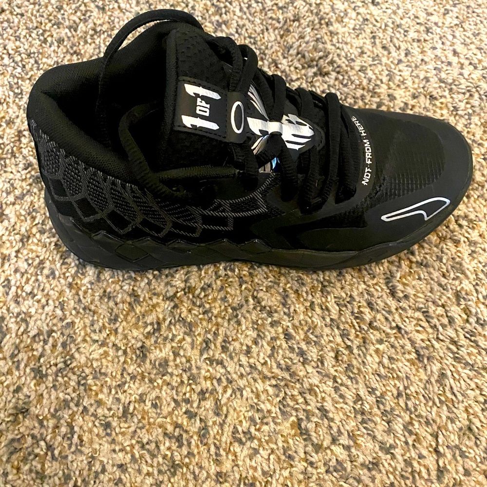 LAMELO BALL MB.01 kids size 6.5